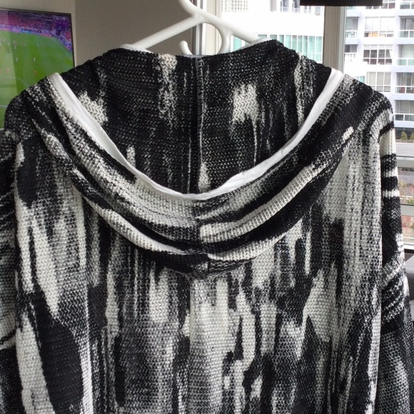 Papillon light summer hoodie. - Picture 5 of 8